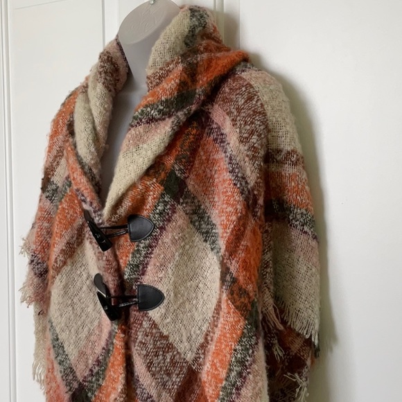 Fringe Shawl With Black Closure - Picture 5 of 6